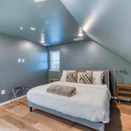Modern Townhouse W/ Vila